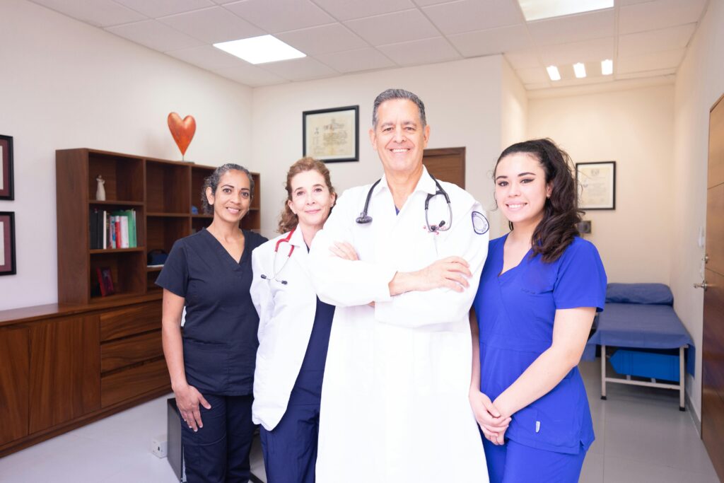 Especialidades Disponibles Group of diverse healthcare professionals in a clinical setting, showcasing teamwork and care.